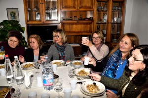 Un momento del simposio finale: il brindisi