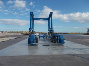 Arrivano i mezzi tecnici. Ecco lil nuovissimo Travel Lift da 100 Tonn. a 4 ruote motrici, Non ottemperando alle richieste, era giunto con 2 motori. Ma l'imprenditore Fazio ha voluto che giungessero e fossero montati gli altri due per la perfetta efficienza nella movimentazione.