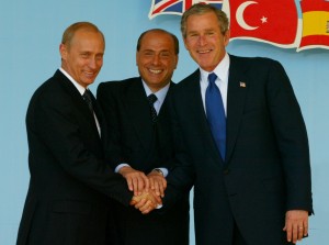 Atri tre "cattivoni" : Berlusca che fa stringere le mani di due violenti dittatori come Putin e Bush. In galera!