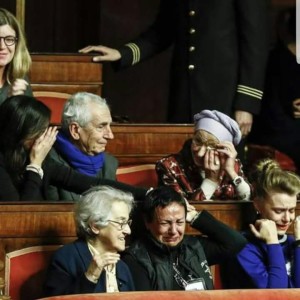 Negli spalti del senato italiano piangono per l'approvazione della legge sul testamento biologico. Siamo ad un ovvio, evidente, isterismo.