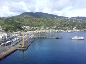 La grande area marina, parzialmente protetta dalla diga del Pignataro davanti a Marina Lunga a Lipari in un momento invernale in cui di più si teme l'arrivo di venti da Est verso i quali il porto è scoperto.