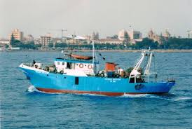Un peschereccio in navigazione presso il porto