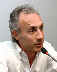 Marco Travaglio, un antipatico per posa e vocazione, ci è diventato simpatico con la sua equidistanza e la definizione del "giornale unico".