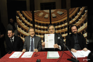 Il tavolo della conferenza stampa. Orlando mostra la carpetta appena distribuita con il logo dicendo ai giornalisti di mantenere non so quale segreto: impossibile chiedere come queste alla stampa...
