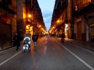 Sabato 20 gennaio 0re 18,15 . Qui facevano porta negozi storici come Quattrocchi borse e la Pasticceria La Martorana. Non c'è più neppure il Mastro Brodaro...