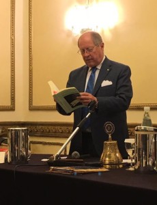 Giuseppe Giaconia di Magaido durante una delle presentazioni del suo libro