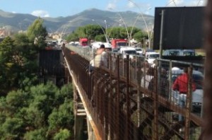 La foto fa notizia perché "Operai Gesip" minacciano il suicidio dal Ponte di Crleone, etrna incompiuta