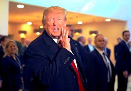 Fuori dai denti. Giù dal palco Trump apostrofa a modo suo un altro capo di stato.