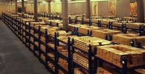 Oro italiano si trova "custodito" anchr a Fort Knox, portato via dopo la sconfitta nell'ultima guerra... L'oro, più ancora del prezzo al barile del petrolio è sempre un punto di riferimento dell'economia mondiale: e di regola vietato ai privato nel mondo civile ridurlo in lingotti o conservarlo sotto tale forma. 