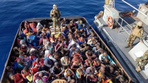 Operazione della Guardia Costiera libica al largo di Zawiya, nord ovest Libia, 27 giugno 2017. ANSA/Zuhair Abusrewil