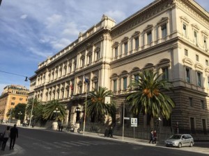 Palazzo Koch a Roma è la sede della Banca d'Italia. Ogni città ha palazzi grandi e severi - che oggi sembrano grandi scatoli vuoti - per la Banca d'Italia (tutti gli stati hanno una banca centrale che anche nell'UE un tempo batteva moneta). La B. d.I. è reduc dalla figuraccia e dal sospetto di corruzione per non aver " controllato le banche private: è il ruolo che le rimane...