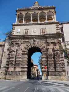 Porta Nuova, la più monumentale,eretta a fianco del Palazzo Reale, prospetta con la fastosa mole (alta circa 43 mt.) da un lato sul corso Vittorio Emanuele, dall'altro sul corso Calatafimi. Venne edificata dal Senato di Palermo negli anni 1569-70 nel sito di una preesistente Porta dell'Aquila... 