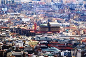 Nella visione aerea di una parte del centro storico svetta il teatro Massimo in stile neoclassico. L'esterno, volutamente in pietra d'aspra grezza per riecheggiare la memoria stoica degli antichi templi della Magna Grecia, è considerato il più bello del mondo.