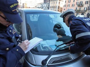 In due contro 1 auto: uno sa leggere l'altro sa leggere l'altro sa scrivere? Per molti italiani, già tartassati le multe sono un incubo. 
