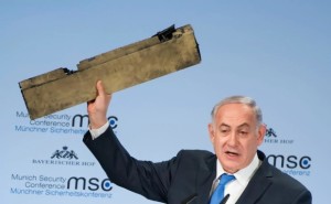 Benjamin Netanyahu brandisce polemicamente un pezzo del caccia che i siriani gli hanno abbattuto, ma sul sulla propria terra...
