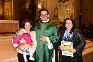 La mamma e il bambino aiutati dal Movimento per la Vita di Palermo a partire dal concepimento attorniano padre Filippo Sarullo parroco della Cattedrale.