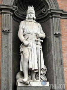La statua di Federico II, nipote del Barbarossa. Forse il caso che il miglior governatore della Sicilia sia stato un "turista tedesco" dovrebbe farci pensare...