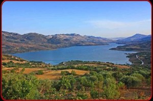 Il lago di Rosamarina a Caccamo. Dopo anni, il Belzebù dei nostri media e della magistratura, tal Salvatore Cuffaro, portò, da lì, l'acqua a Palermo. Ora Musumeci si è fatto nominare commissario all'acqua, imitando, certo nel bene, l'indimenticato Totò... E' così che di fa. O no?