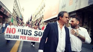 Roberto Fiore, uno dei fondatori e segretario di Forza Nuova con alle spalle Massimo Ursino l'aggredito nel corso di una manifestazione.