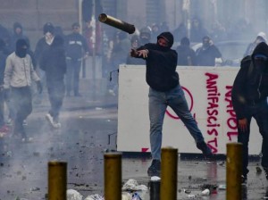 Molotov e sassi al corteo anti Salvini a Napoli. Da che parte sta la violenza?