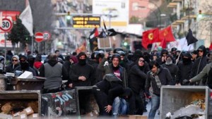 Trento rissa al corteo dei centri sociali: si picchiano tra loro (la didascalia è esattamente quella di Google).