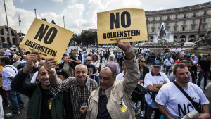 Se in inglese dicono "Bolkestein vattene", non sono meno chiare le proteste in italiano. Siamo di fronte ai sogni mattutini degli "economisti con la pancia piena", un genus noto anche sui libri universitari...