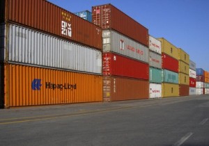 Container allineati a Trapani: l'immagine non è ancora usuale, m rappresenta il futuro.