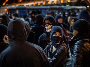 Zoom sui black blok: anche donne fra loro...