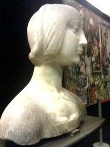 Il busto di Eleonora d'Aragona, capolavoro fra le opere in marmo bianco di Francesco Laurana è un altro dei tesori d'arte a Palermo. Famoso anche il 'Busto di principessa" del Louvre. Visse in SFrancia e in Sicilia: famosa anche la Madonna con bambino a Palazzolo Acreide.
