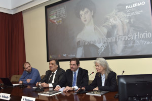 Ancora una foto a Palazzo Zito, ricco di tanti cimeli d'arte e archeologia. Un momento della conferenza: al centro il Sindaco, a destra Costanza Afan de Rivera