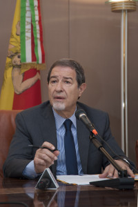 Nello Musumeci risponde ai giornalisti che, trasgredendo l'uso, hanno applaudito una sua risposta in positivo sulla presenza in giunta di Vittorio Sgarbi.