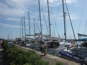 Una visione della banchina di riva piena di barche a vela ospiti. I particolari tecnici, spsso inediti, sono stati progettati dall'ideatore del porto Luigi Geraci, oggi indagato.