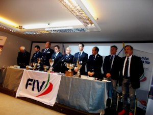 Un minuto di silenzio per la perdita di Gabriella Provenza Caldarella. Con il martito Nelio hanno anche armato il Sir Biss 3, un II Classe Ior campione del Mediterraneo.