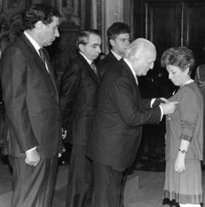 L'Italia all'indomani delle stragi di Stato, le autorità dela prima repubblica consegnano decorazioni ai parenti delle vittime...
