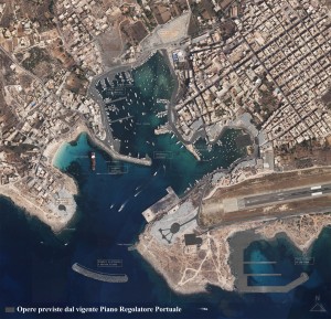 Una visione aerea con simulate le opere da realizzare: una diga foranea ad emiciclo . Sulla destra un mini porto turistico a ridosso dell'aeroporto, in un zona attualmente poco utilizzata.