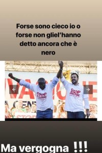 Matteo Salvini alza la mano a Toni Iwobi: l'imporenditore lombardo è il primo senatore di colore della storia d'Italia.