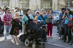 Hawking in una foto del 2012 per le vie cittadine.