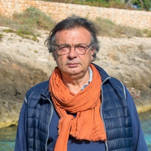 Una delle foto più note di Totò Martello, sindaco di frontiera che non rinunzia alla vocazione turistica e peschereccia delle "sue" isole...