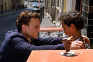 TRANSIT by CHRISTIAN PETZOLD Paris. Georg (Franz Rogowski) kann im letzten Moment seiner Verhaftung entgehen und gerät an die Papiere des toten Schriftstellers Weidel, dessen Identität er annimmt. Er flüchtet nach Südfrankreich, in der Hoffnung, dort auf politische Gesinnungsgenossen zu treffen. In Marseille lernt er Marie Weidel (Paula Beer) kennen, die dort seit Wochen auf ihren Mann wartet, nicht wissend, dass er nie wieder kommen wird. Die beiden Verlorenen beginnen eine leidenschaftliche Affäre. Aber für Marie steht im Gegensatz zu Georg fest: Sie will weg aus Marseille und in Südamerika ein neues Leben beginnen. Der Tag der Abfahrt des Schiffs naht, und Marie gibt die Hoffnung nicht auf, ihren Mann noch zu treffen. Von Minute zu Minute spitzt sich die politische Situation in Marseille weiter zu. Paul könnte den Platz von Maries Mann einnehmen, doch er zögert. Die Verwendung dieses Bildes ist für redaktionelle Zwecke honorarfrei. Veröffentlichung bitte unter Quellenangabe: CHRISTIAN SCHULZ / Schrammfilm / ZDF www.cs-christianschulz.de