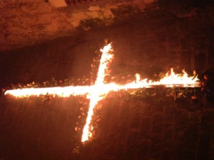 Un suggestivo crocefisso di fuoco fa parte della processione.