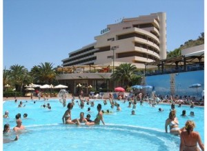 Albergo 4 stelle a Cefalù in Sicilia, dista neanche 2500 metri dalla spiaggia. Dispone di centro benessere, animazione, aria condizionata, piscina. Gli animali non sono ammessi.