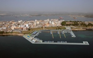 Il nascente porto turistico Xifonio nel golfo omonimo "a vocazione turistica" a sx dell'Isola Federiciana.