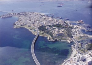 L'Isola (o penisola) Federiciana divide i due golfi: a dx il porto, a sx il golfo Xifonio a voocazione turtistica, con acque pulite. Anch'esso grandissimo, ospiterà il porto turistico Xifonio, una struttura sportiva aperta anche all'uso cittadino,