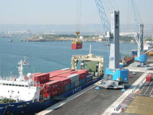 Oltre all'affluenza di gasiere e petroliere, oltre alla presenza massiccia della Marina militare, è già in corso l'arrivo di navi container che va incentivato di molto.