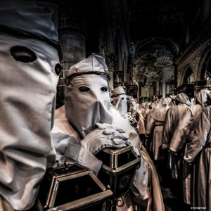 Gli incappucciati all'interno del Duomo di Enna. E' il capoluogo alla maggior altitudine in tutta Italia.