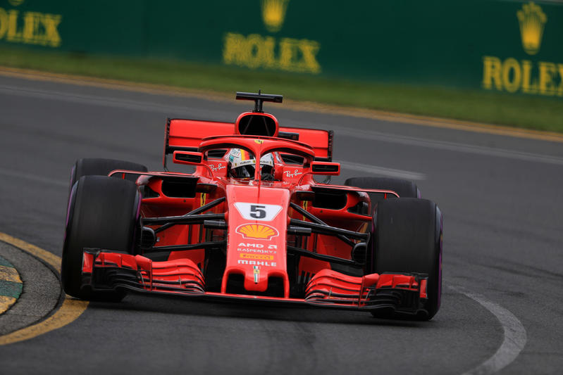 Sebastian Vettel (GER) Scuderia Ferrari (IT) all'ultimo giro sul traguardo di Melbourne.