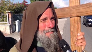 Nelle sue frequenti marce è accompagnato sempre dalla Croce. E "Padre Biagio Conte, apprezzato dalla Chiesa e dallo stesso Vescovo, ma non ha ritenuto di prendere i voti...