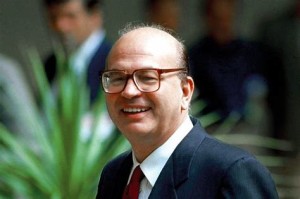 Occorreva bloccare Craxi e Il craxismo, divenuti troppo potenti, tanto da dir no per la prima volta nel dopoguerra agli Stati Uniti. La "cosa" fu "fatta" seguiendo tutte le possibili vie. Berlusconi non faceva politica, ma Craxi era il suo rifermoneto preciso di cui non pteva non essere "contento"...