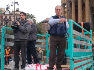 Diego Torre, organizzatore della marcia, sul palco -camion all'arrivo al Massimo parla ai partecipanti e alla folla con il suo tipico impeto...