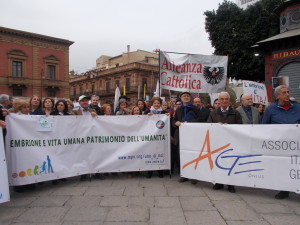 La manifestazione volge al termine. Le varie rappresentanze con insegne e striscioni al Massimo ascoltano le parole di Diego Torre.